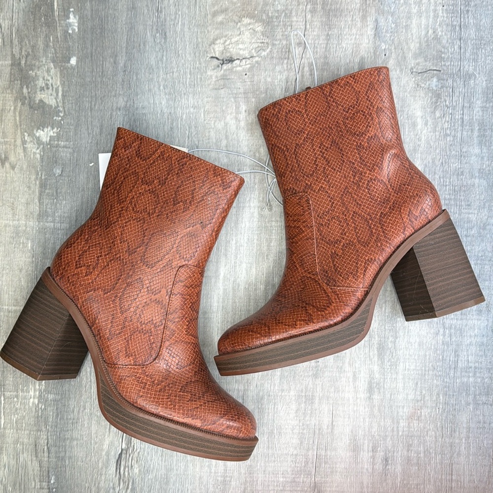 Universal Thread Snake Booties 6